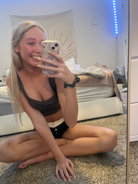 🍑 Kayla Bums - 18 Years Old 🤫